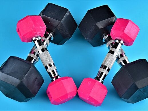 黒とピンクのダンベルが置いてある画像