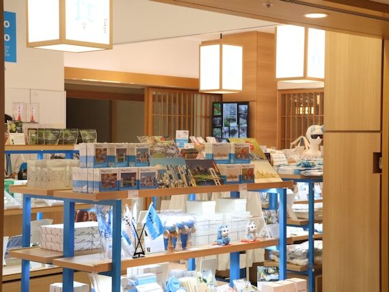 商品がたくさん並んだギフトショップの画像