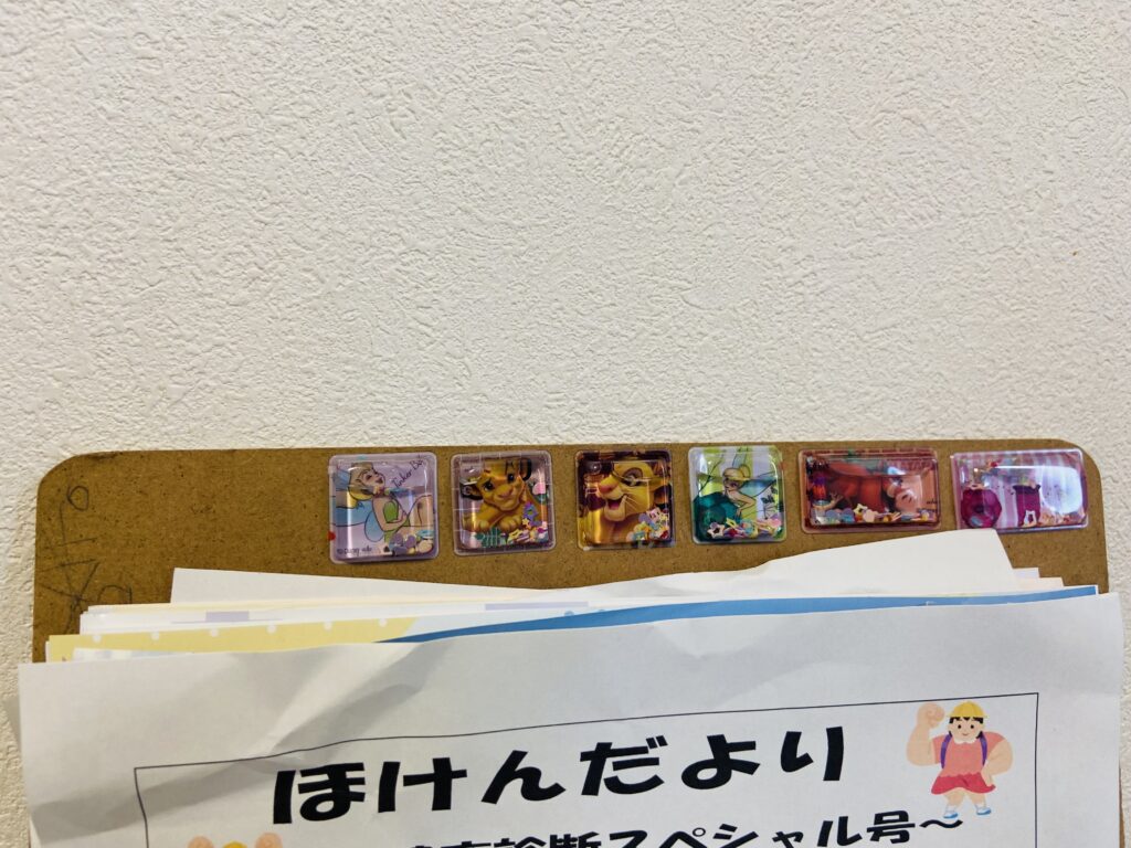 書類が挟んであるバインダーにシールが貼ってある画像
