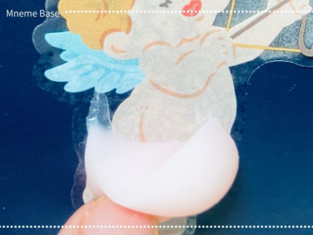 おしりシールを指で触っている画像