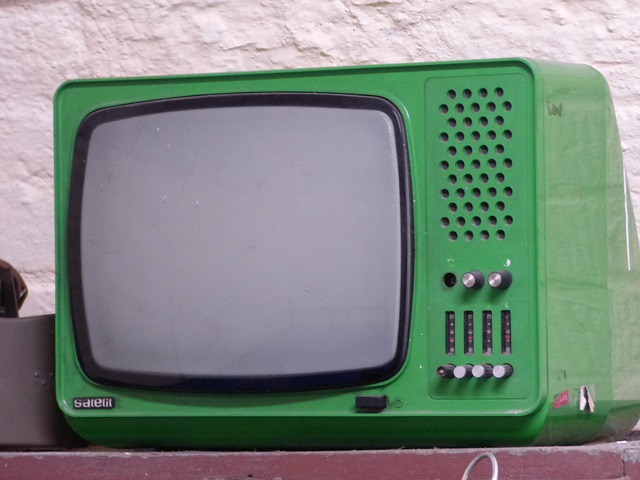 緑色の古いテレビの画像