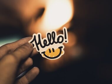 helloのステッカーを持っている画像