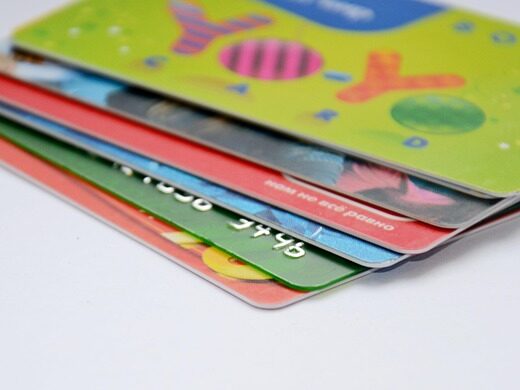 クレジットカードが何枚も重なっている画像