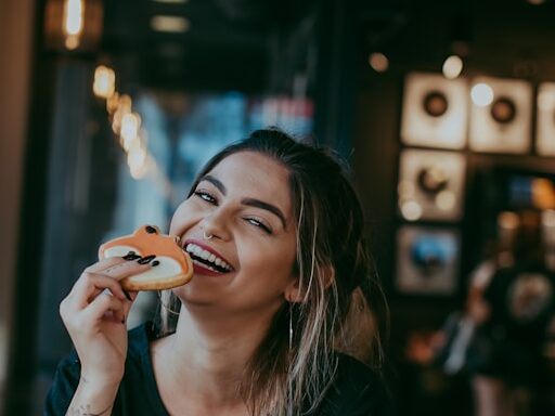 女性が店頭で食べている画像