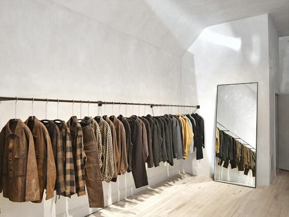 壁に服がかけてある部屋の画像
