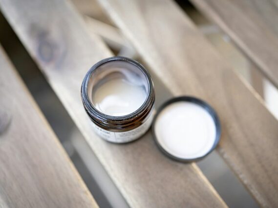 茶色い容器に入ったクリームの画像