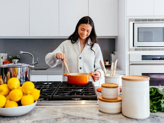 女性が台所で料理をしている画像