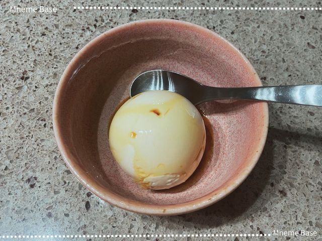 白くて丸いプリンがピンクのお皿に入っている画像