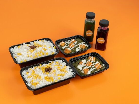 お弁当が二セット置いてある画像