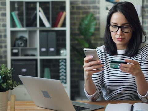 メガネをかけた女性がネットショッピングしている画像