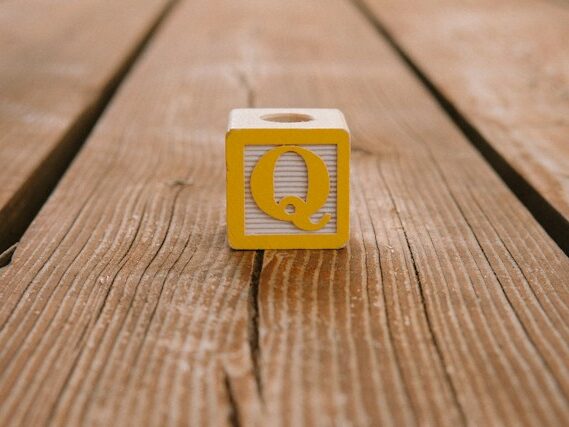 木の板の上に黄色いQのブロックがおいてある画像