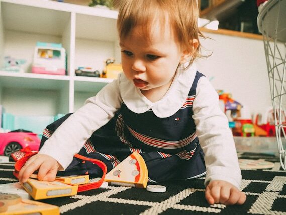 小さな子供がおもちゃで遊んでいる画像