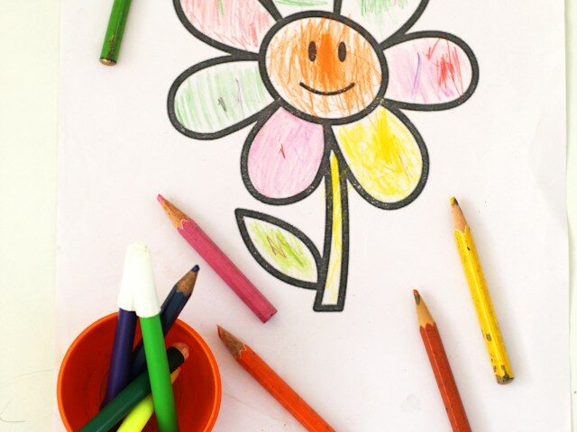 カラフルに色鉛筆で染められた花の塗り絵の画像