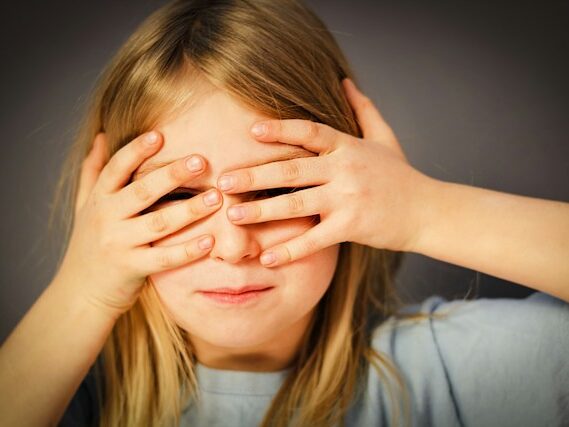 女の子が両手で目を覆っている画像