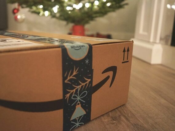 Amazonのボックスがクリスマスツリー前においてある画像