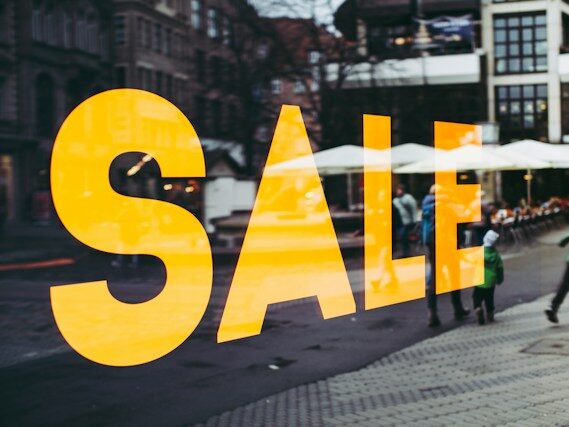 ガラスに黄色いSALEと表示された画像