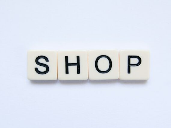SHOPの白いブロックが並んでいる画像