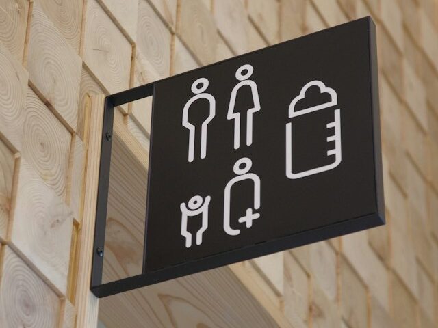 誰でも使用できるトイレのマークの画像