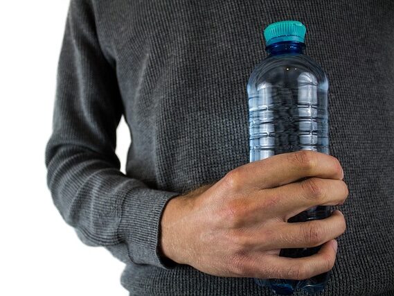 ペットボトルの水を持っている画像