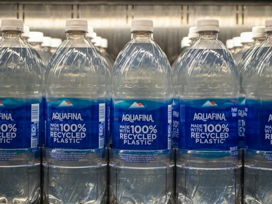 水のペットボトルがたくさん並んでいる画像